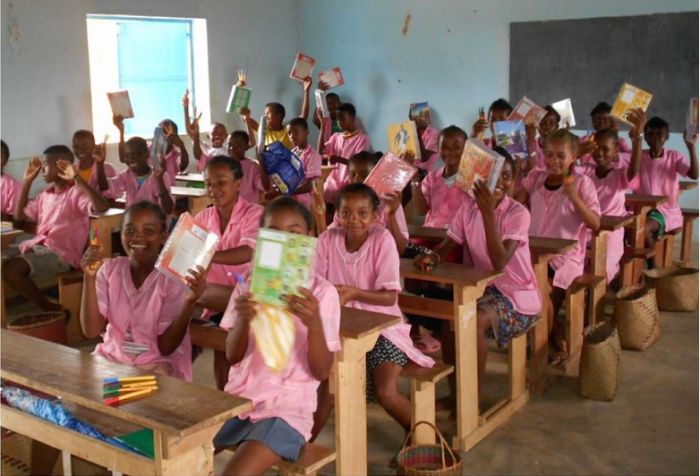 Bambini del Madagascar Tonga Soa - Distribuzione materiale scolastico