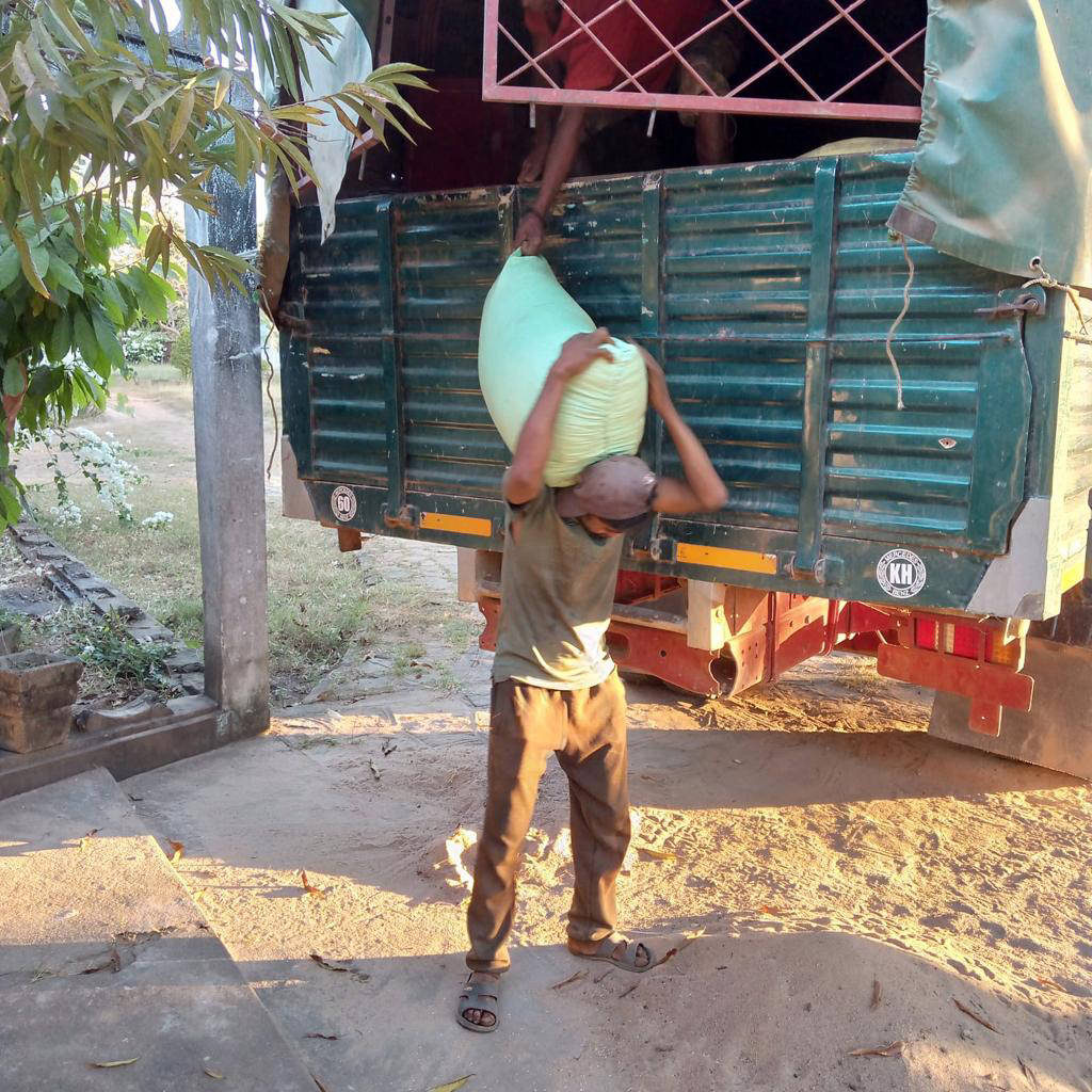 Bambini del Madagascar Tonga Soa - Distribuzione del riso
