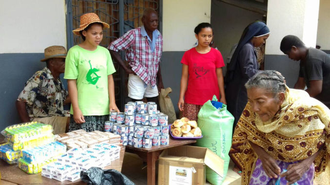 Bambini del Madagascar Tonga Soa - Distribuzione cibo