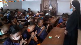 Bambini del Madagascar Tonga Soa - Video: a lezione