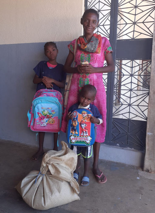 Mamma vedova in difficoltà: le abbiamo acquistato il corredo scolastico per i figli