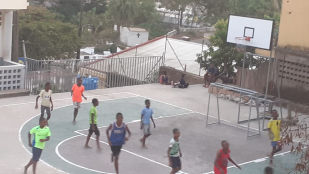 Bambini del Madagascar Tonga Soa - Progetto Campo da Basket a Santa Theresa